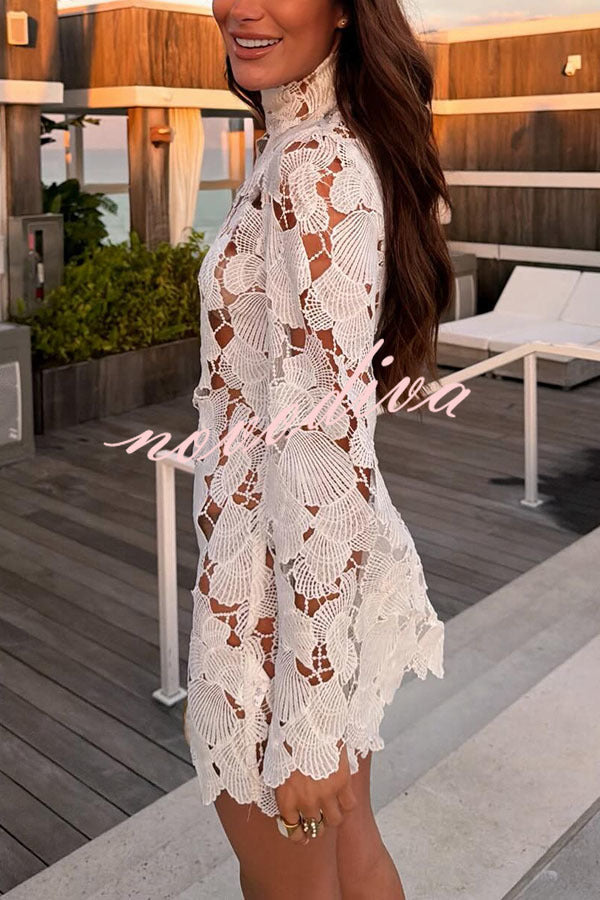 Minivestido de encaje de ganchillo con conchas, cuello alto y manga larga acampanada