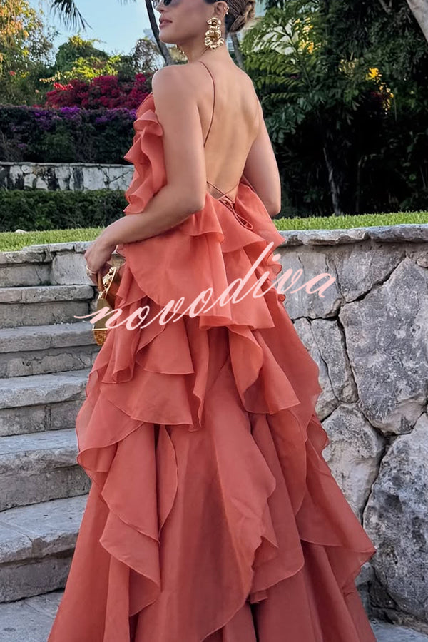 Vestido largo halter vaporoso con detalle de rosa, volantes escalonados y corte en A