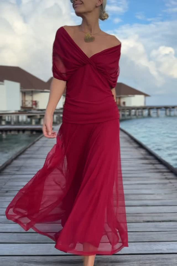 Vestido largo vacacional de malla con estampado único, escote en V y cintura marcada
