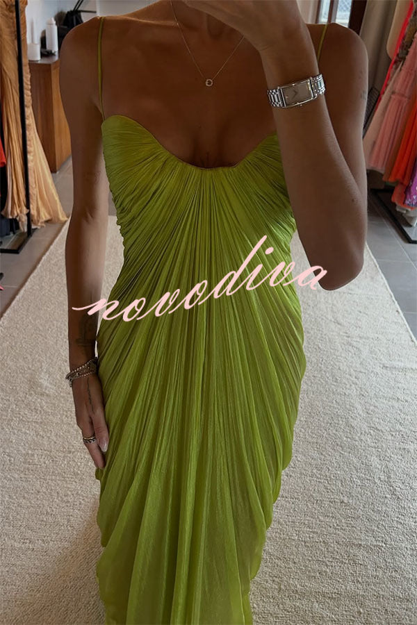 Vestido largo Victoria de tejido plisado brillante y fluido con lazada en la espalda y drapeado