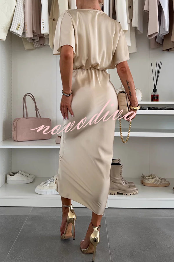 Vestido largo ajustado de satén liso con escote de pico y nudo cruzado