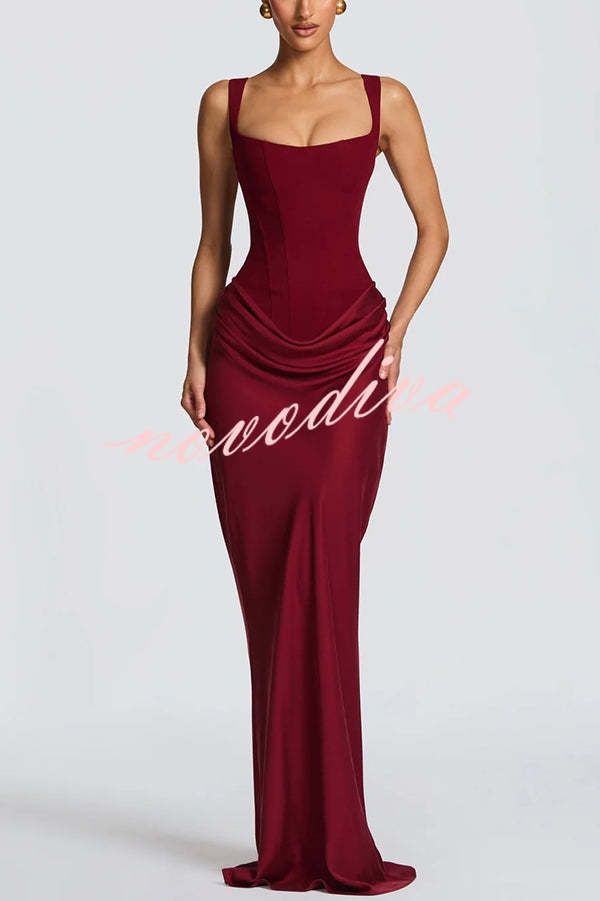 Vestido largo Larrah con escote cuadrado, lazada en la espalda y bajo drapeado de satén