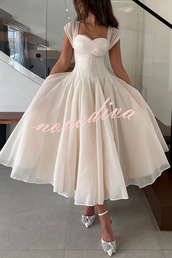 Vestido largo elegante sin mangas de tul con cintura entallada y falda con mucho vuelo