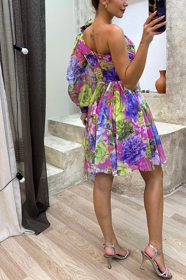 Minivestido con vuelo de estampado floral, plisado y manga de un solo hombro