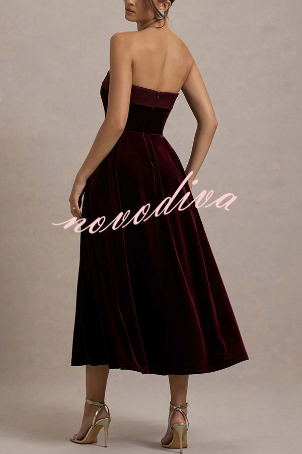 Vestido midi plisado Center of Attention de terciopelo con escote bandeau de satén