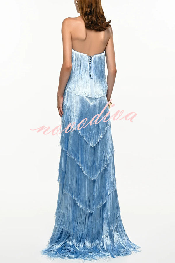 Vestido largo Reina de la Fiesta con flecos en capas, hombros descubiertos y lazada en la espalda