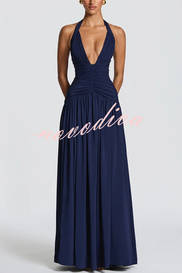 Vestido largo Amaris con cuello halter anudado, escote en V, fruncido, lazada en la espalda, abertura y caída drapeada