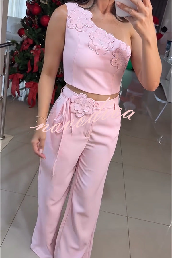 Conjunto Alick de crop top asimétrico con detalle floral y pantalón ancho de talle alto con bolsillos y cinturón floral