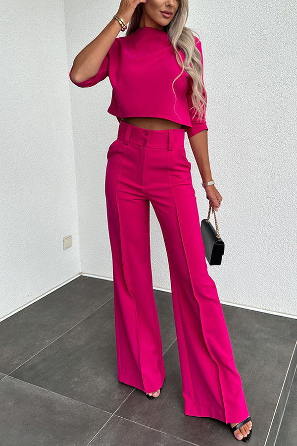 Conjunto Luisa de crop top de cuello alto y media manga y pantalón acampanado de talle alto con bolsillos