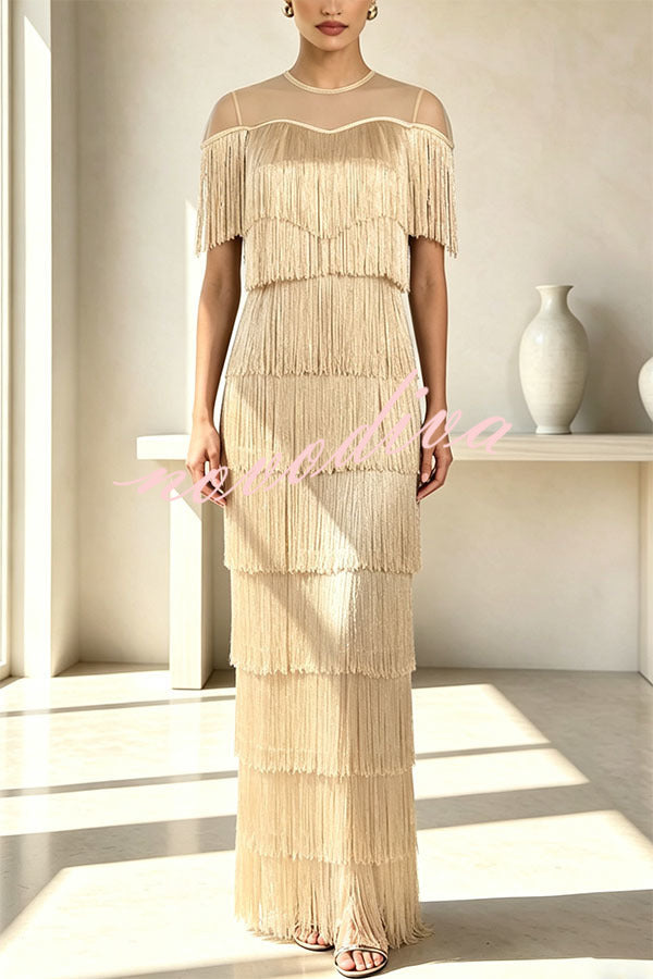 Vestido midi Elowyn de malla con flecos escalonados de patchwork, cuello redondo y manga capa