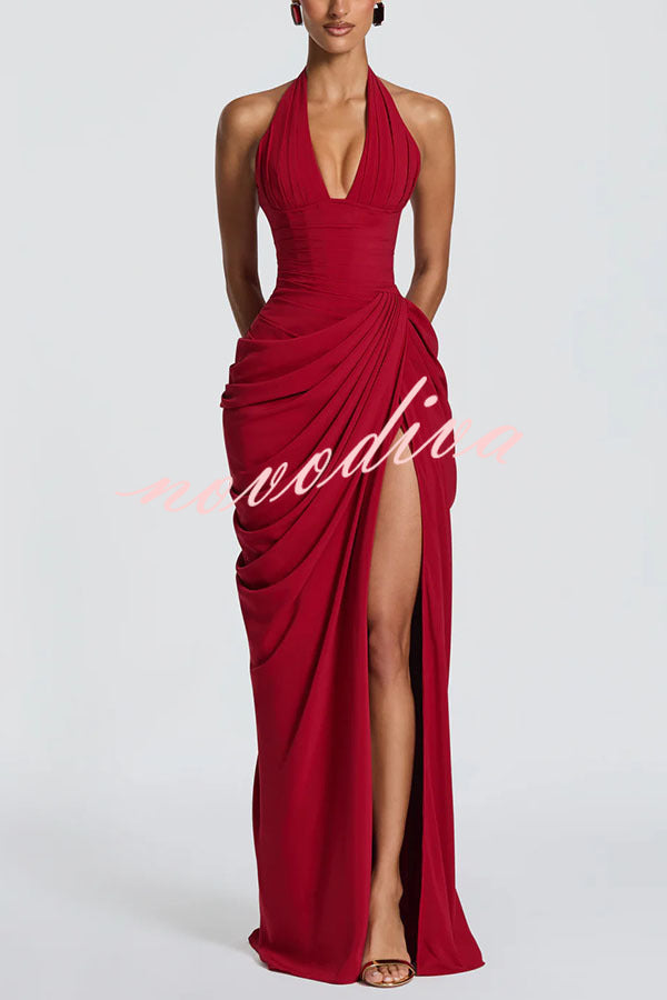 Vestido largo Minette con cuello halter, pliegues asimétricos, abertura y lazada en la espalda