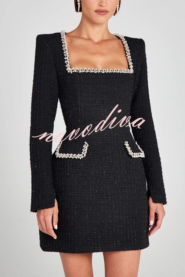Minivestido Coqueta y Glamurosa de tweed con ribete de perlas, manga larga con abertura y bolsillos
