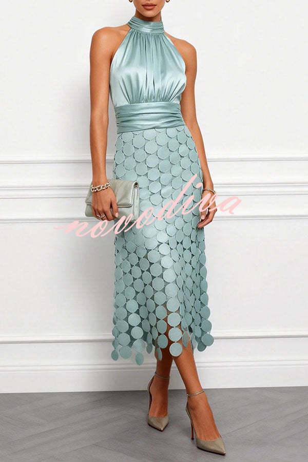 Vestido midi Janice de satén fruncido con cuello halter, sin mangas y bajo bordado de lunares