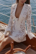Minivestido Bianca de encaje floral con ribete de encaje, escote en V anudado y manga larga