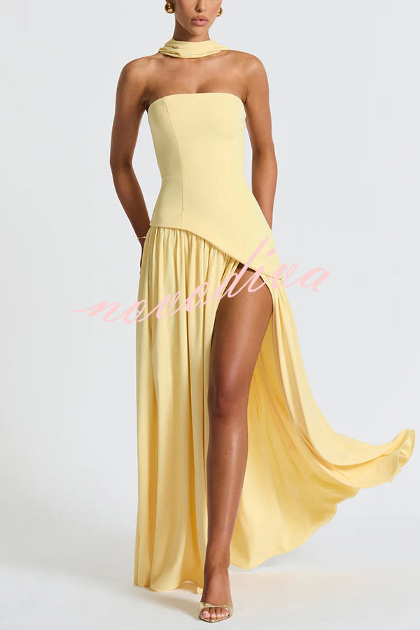 Vestido largo elegante de gasa con hombros descubiertos, bajo plisado, pañuelo y abertura