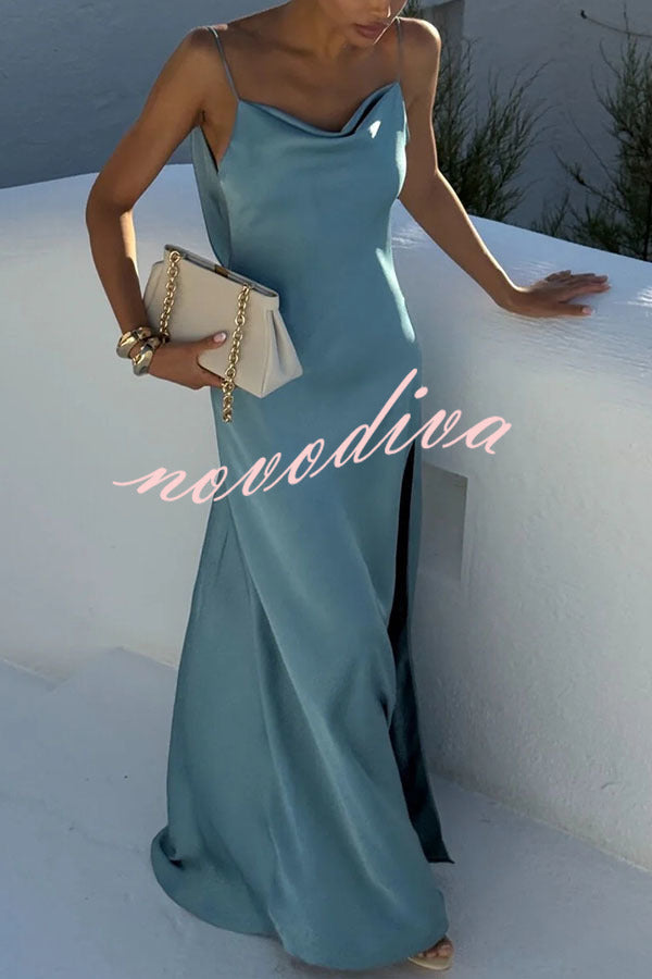 Vestido largo Flowing Elegance de satén con cuello drapeado, espalda descubierta, volantes y abertura