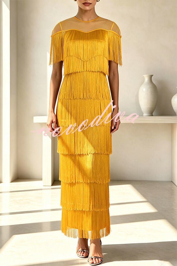 Vestido midi Elowyn de malla con flecos escalonados de patchwork, cuello redondo y manga capa