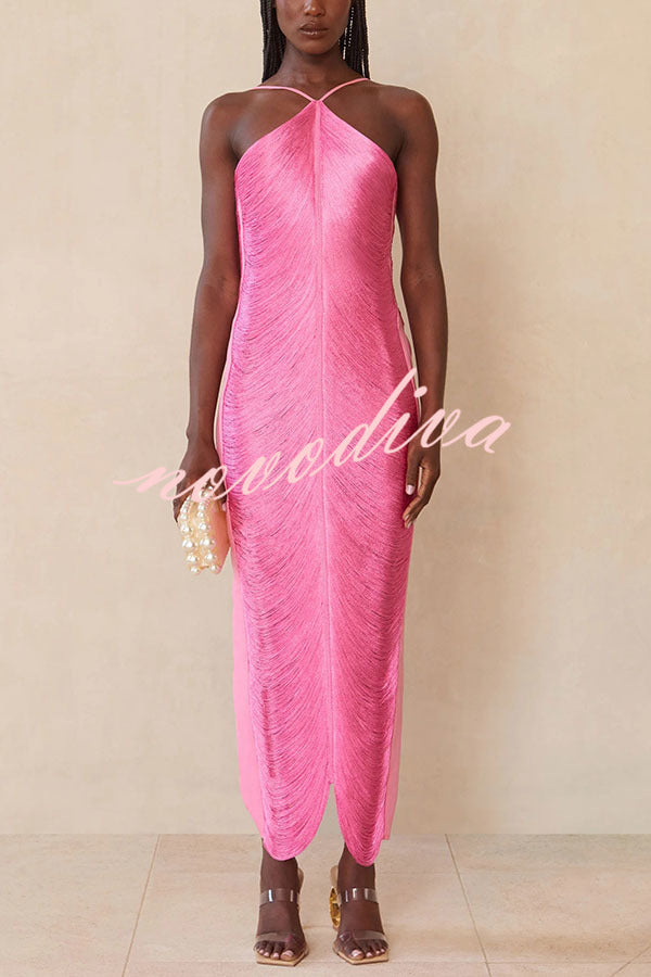 Vestido largo Sexy Toda la Noche metalizado con cuello halter, espalda descubierta, flecos y abertura