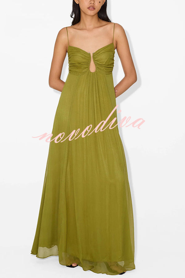 Vestido largo lencero evasé con espalda fruncida y detalle calado metálico, suave y elegante