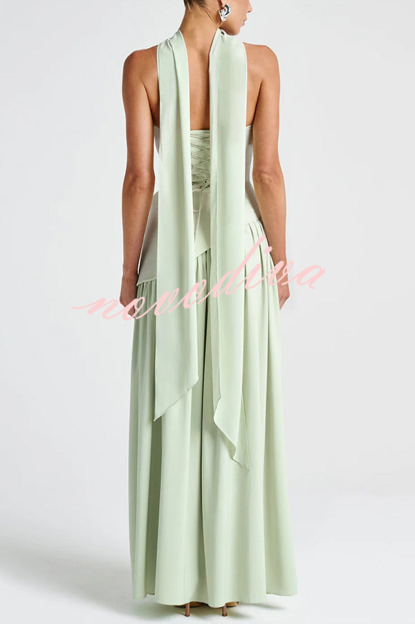Vestido largo elegante de gasa con hombros descubiertos, bajo plisado, pañuelo y abertura