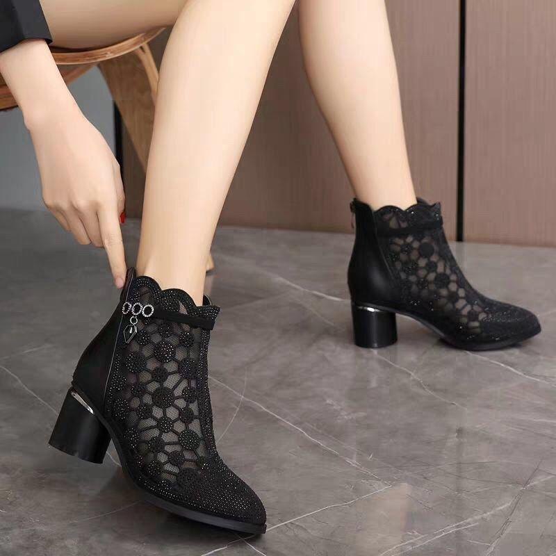 Valeria: botas de tacón elegantes con recortes y encaje