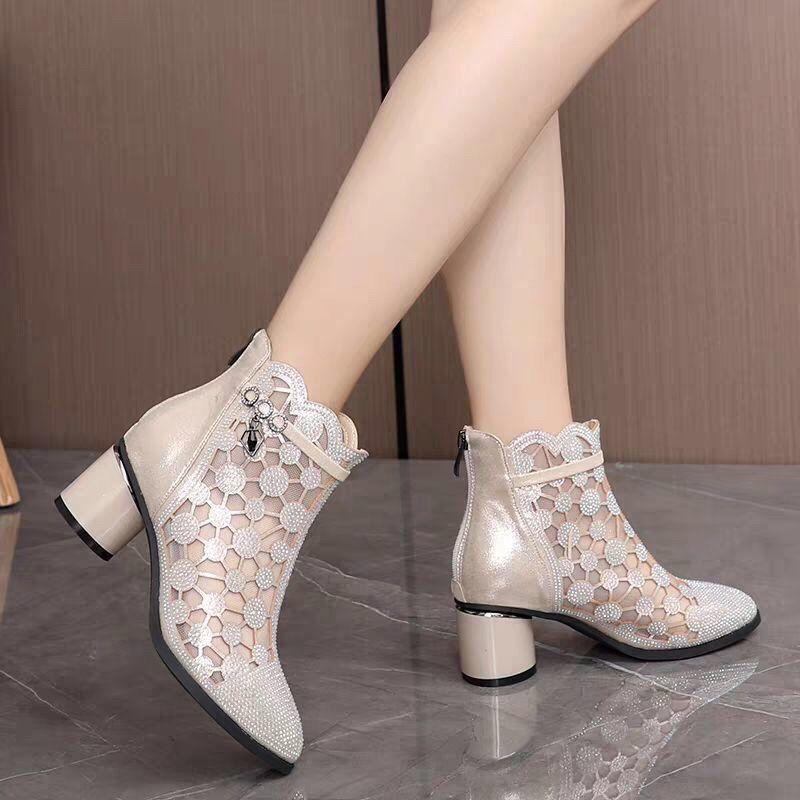 Valeria: botas de tacón elegantes con recortes y encaje