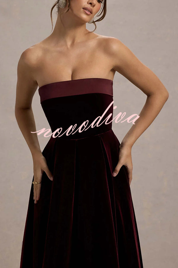 Vestido midi plisado Center of Attention de terciopelo con escote bandeau de satén