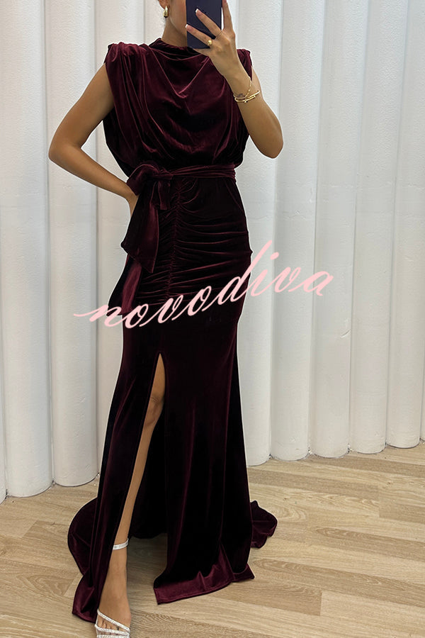 Vestido largo de fiesta Musa de Milán de terciopelo con hombreras, fruncido, cinturón y abertura