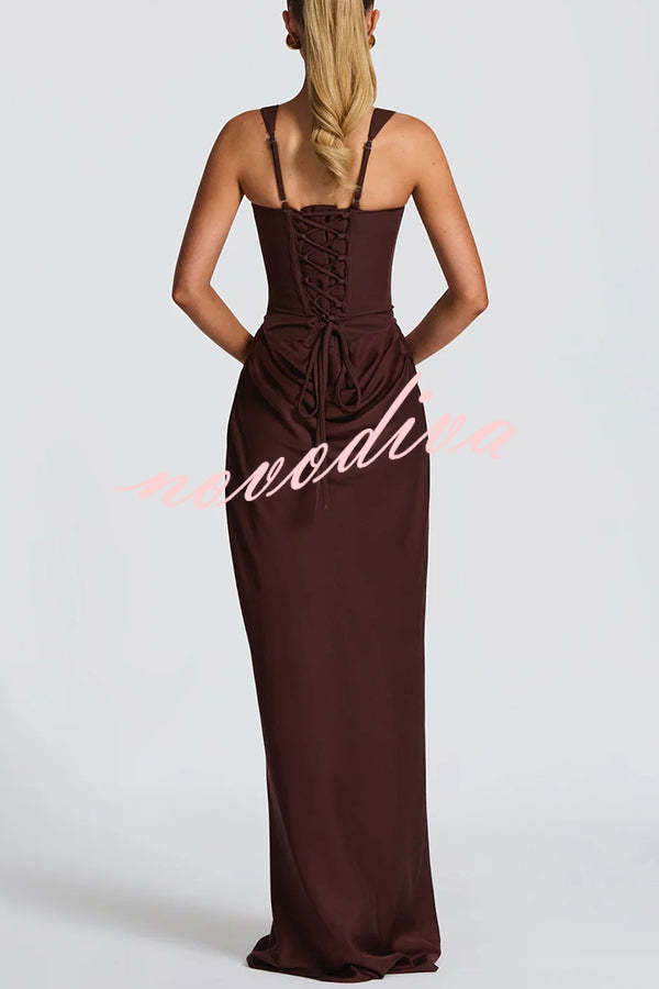 Vestido largo Larrah con escote cuadrado, lazada en la espalda y bajo drapeado de satén