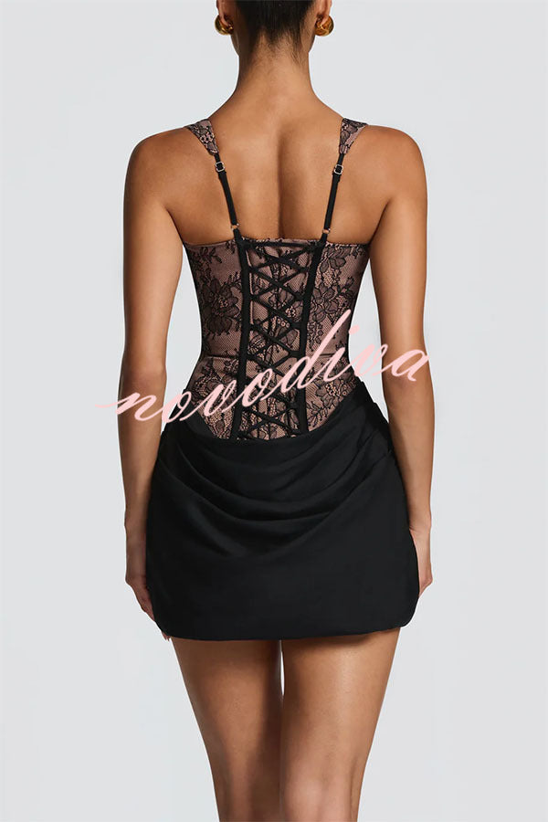 Minivestido Cornelia con encaje floral en contraste, detalle estructural, lazada en la espalda y bajo de satén