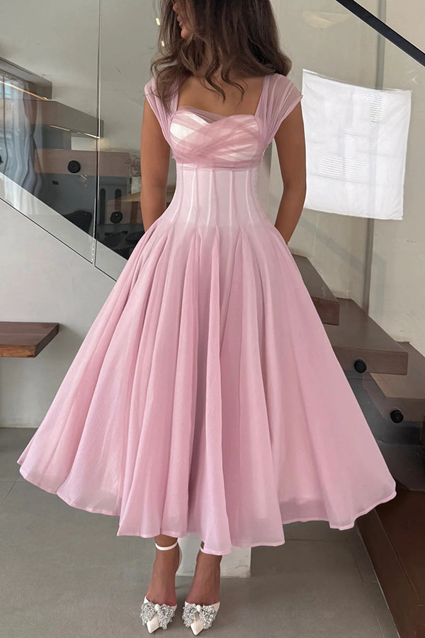 Vestido largo elegante sin mangas de tul con cintura entallada y falda con mucho vuelo