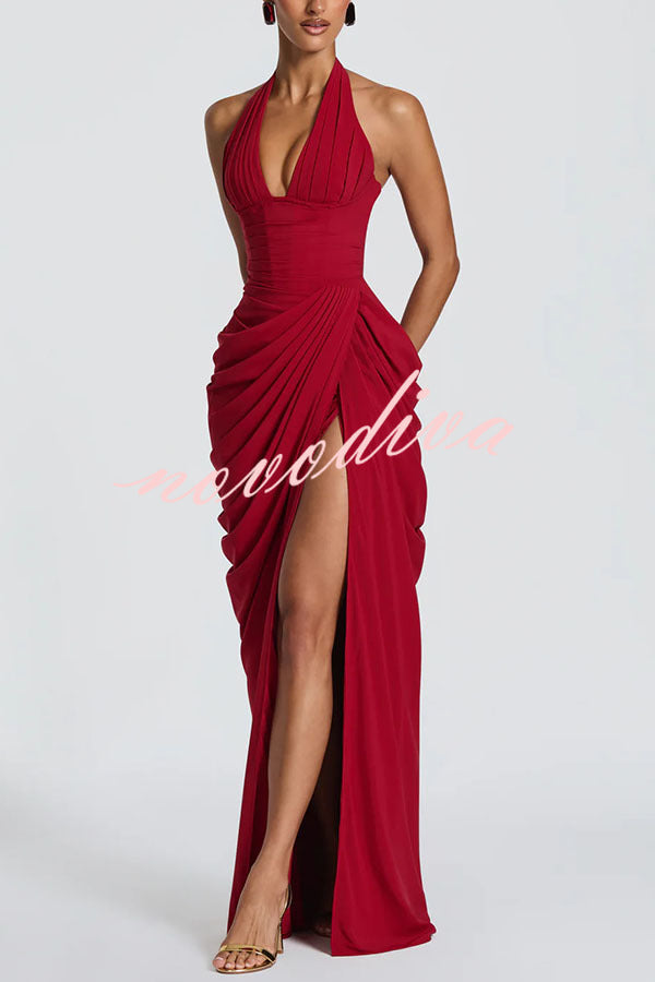 Vestido largo Minette con cuello halter, pliegues asimétricos, abertura y lazada en la espalda