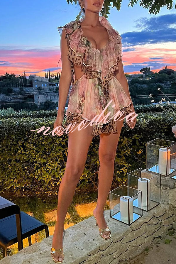 Minivestido Dreamy Island con estampado floral y de leopardo, abertura en la cintura y volantes escalonados