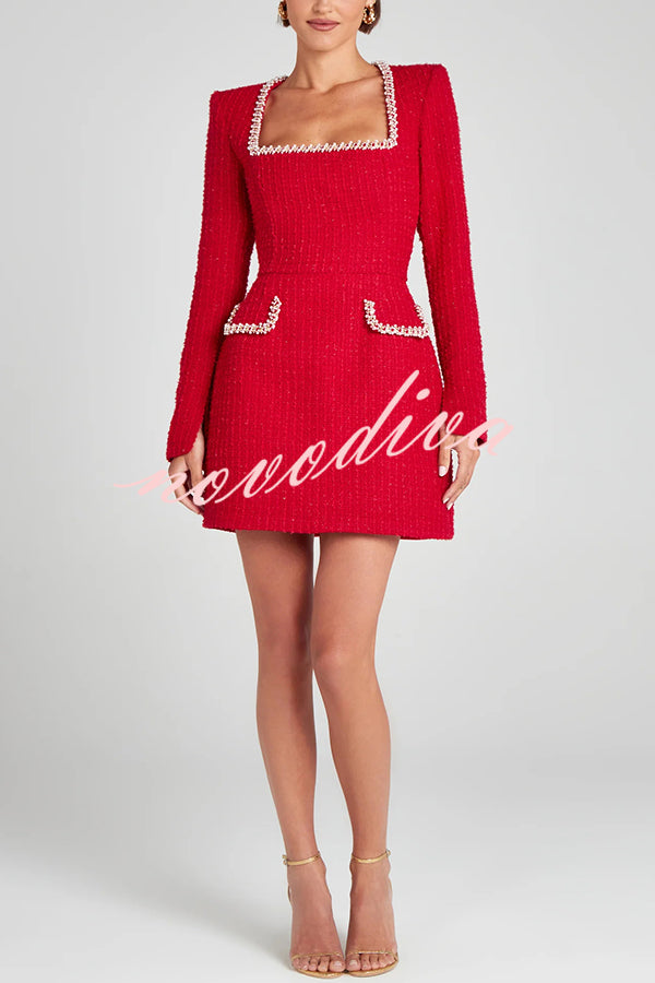 Minivestido Coqueta y Glamurosa de tweed con ribete de perlas, manga larga con abertura y bolsillos