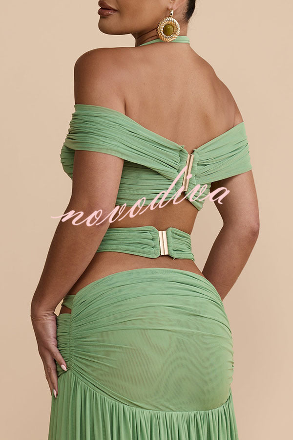 Top corto halter Martina de malla elástica con detalle metálico dorado, fruncido y escote corazón, ideal para vacaciones