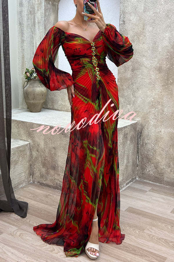 Vestido largo estampado con hombros descubiertos, adornos brillantes, plisado y abertura