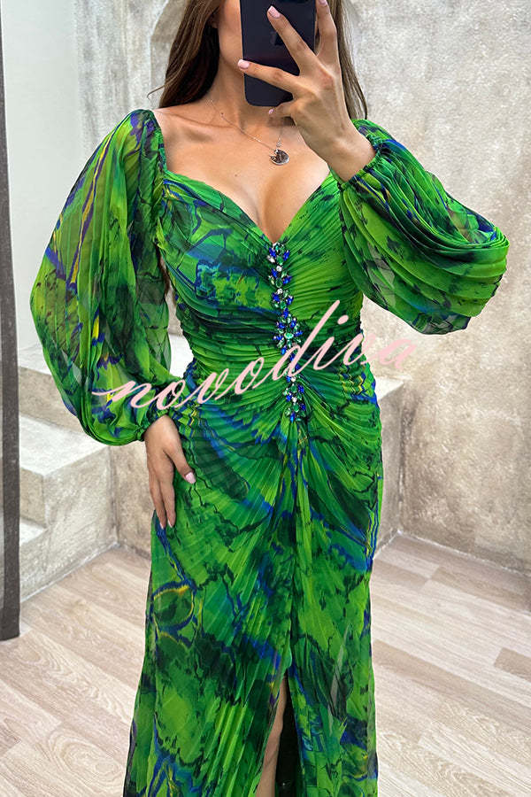 Vestido largo estampado con hombros descubiertos, adornos brillantes, plisado y abertura