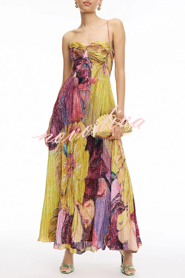 Vestido largo plisado con estampado floral vibrante y escote corazón