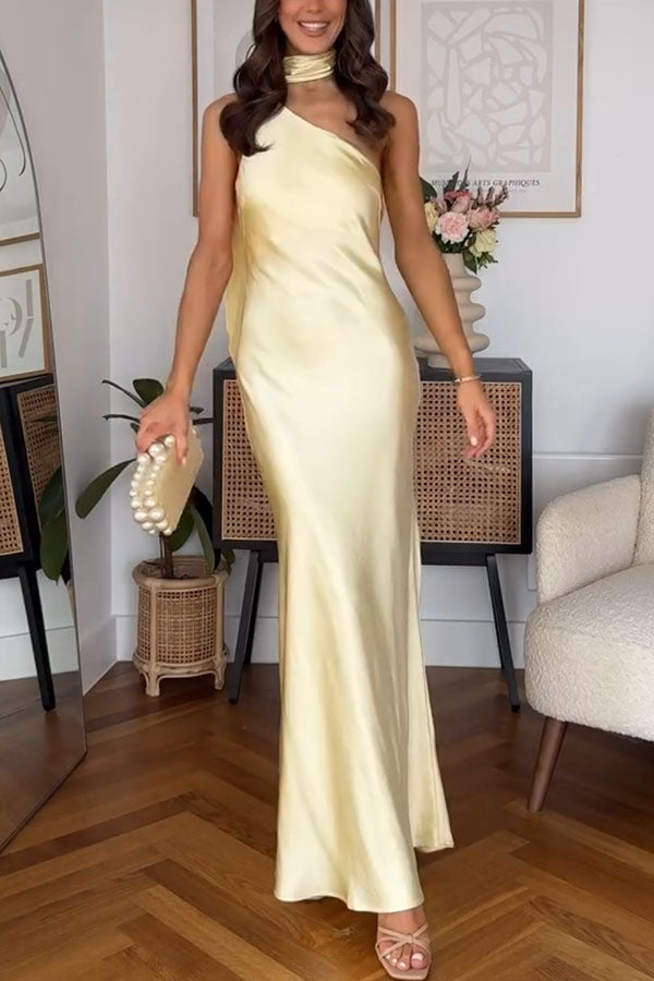 Vestido largo Flowing Elegance de satén asimétrico con pañuelo