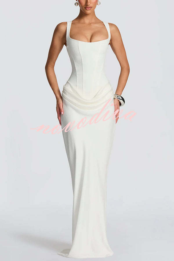 Vestido largo Larrah con escote cuadrado, lazada en la espalda y bajo drapeado de satén