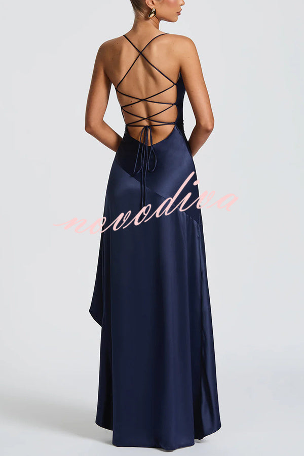 Vestido largo Samira de satén con volantes, bajo asimétrico, abertura y lazada en la espalda