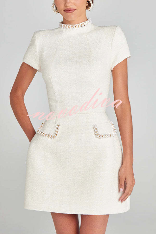Minivestido Exquisite and Playful de tweed con ribete de perlas, manga corta y bolsillos