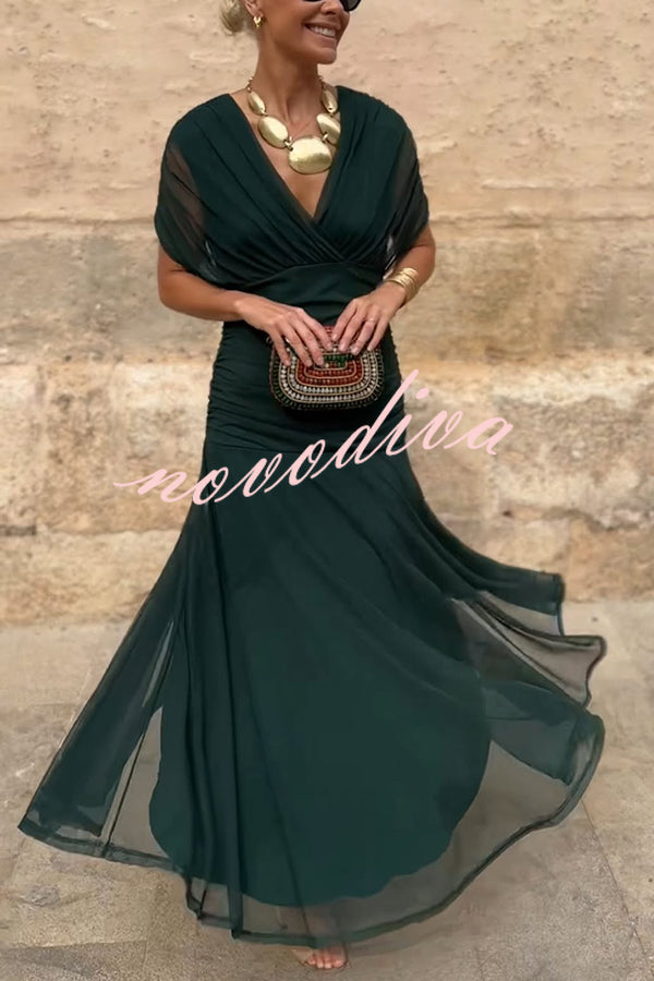 Vestido largo vacacional de malla con estampado único, escote en V y cintura marcada