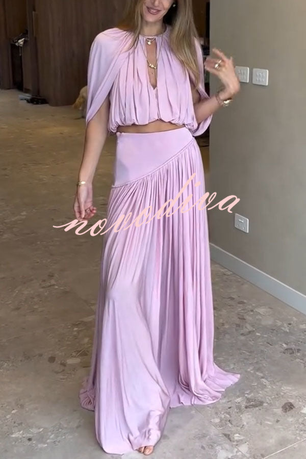 Conjunto Venus de top corto fruncido con abertura en el cuello y en las mangas y falda larga plisada de tiro alto