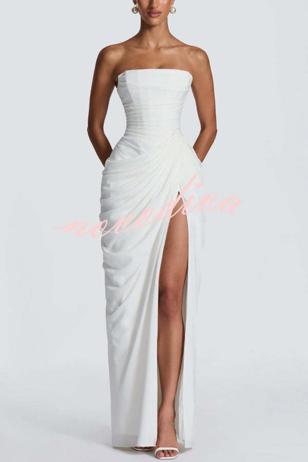 Vestido largo Cyra palabra de honor con plisado asimétrico, abertura y lazada en la espalda