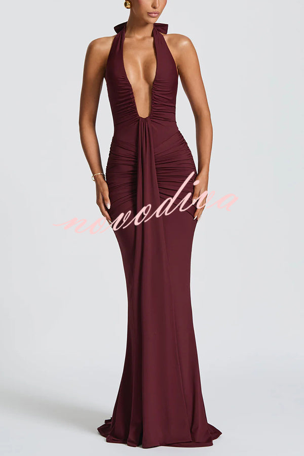 Vestido largo elegante de color liso con cuello halter, escote en V, espalda abierta y fruncido anudado