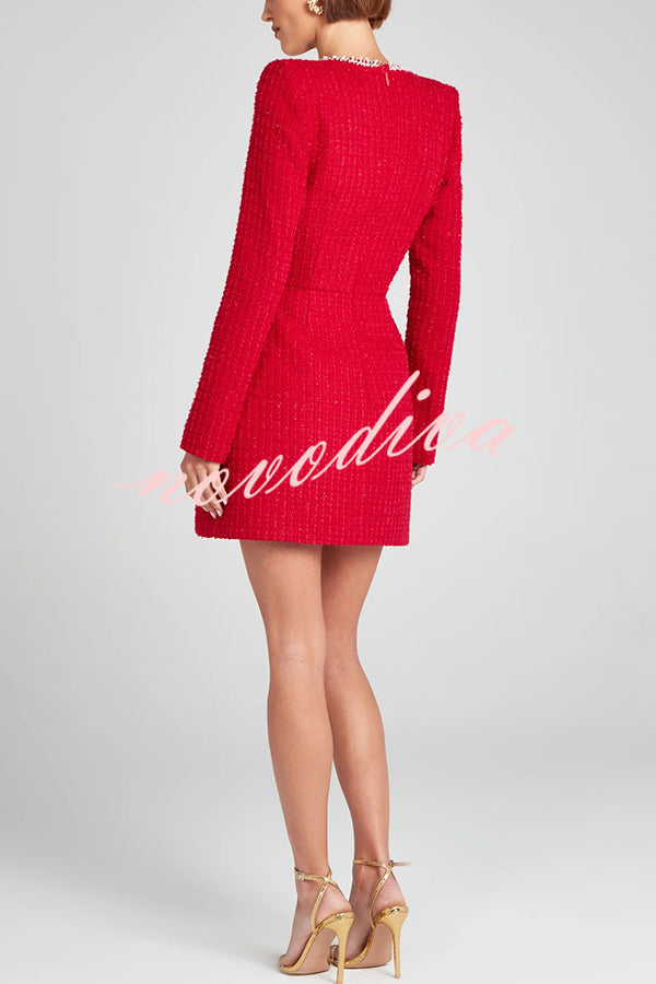 Minivestido Coqueta y Glamurosa de tweed con ribete de perlas, manga larga con abertura y bolsillos