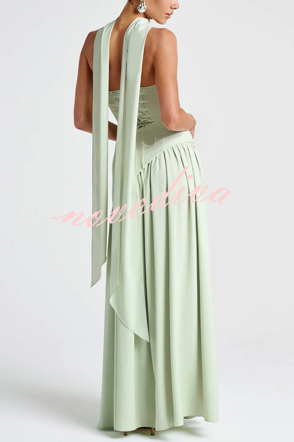 Vestido largo elegante de gasa con hombros descubiertos, bajo plisado, pañuelo y abertura