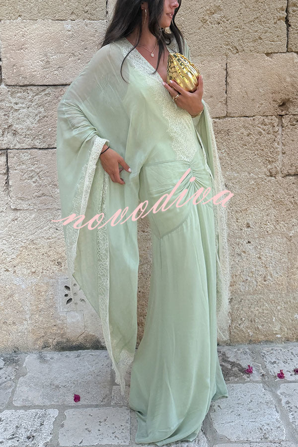 Vestido largo Evita de georgette con ribete de encaje, manga estilo caftán y fruncido en cadera