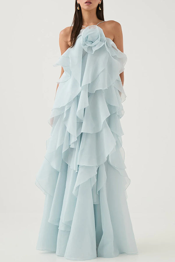 Vestido largo halter vaporoso con detalle de rosa, volantes escalonados y corte en A